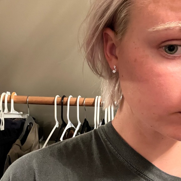 14k solid white gold stud earrings. Cubic zirconium - Picture 3 of 7